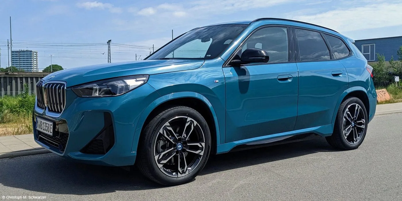 Detaily interiéru BMW iX1 s digitálním panelem a ambientním osvětlením