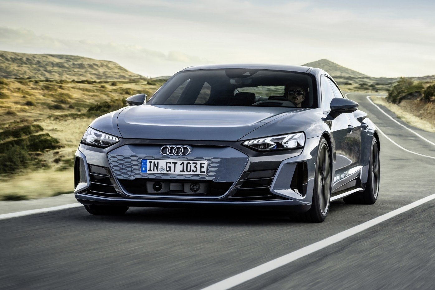 Sportovní silueta Audi e-tron GT na nabíjecím stanovišti